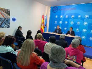 Rafa Domínguez y Silvia Junco en un encuentro con las asociaciones sociales de Pontevedra