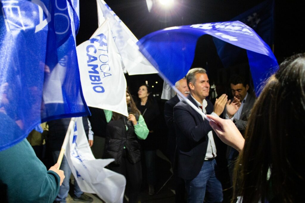 Rafa Domínguez durante la pegada de carteles en el inicio de la campaña municipal