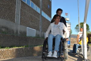 Silvia Junco y Bea Rey experimentan la inaccesibilidad en silla de ruedas