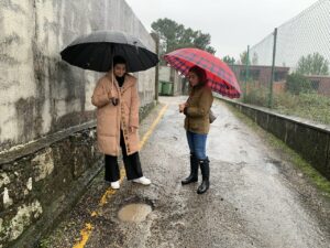 Pepa Pardo y Aroa Otero visitan los cementerios municipales para confirmar el mal estado